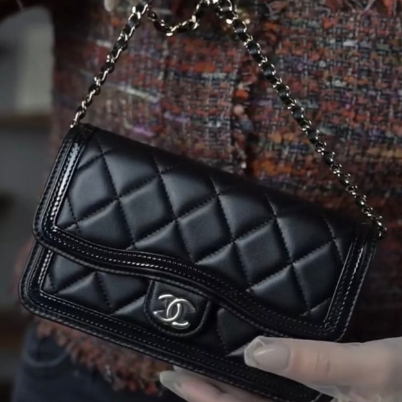 Chanel 23B black flap phone holder with light gold hardware - Picture 14 of 14